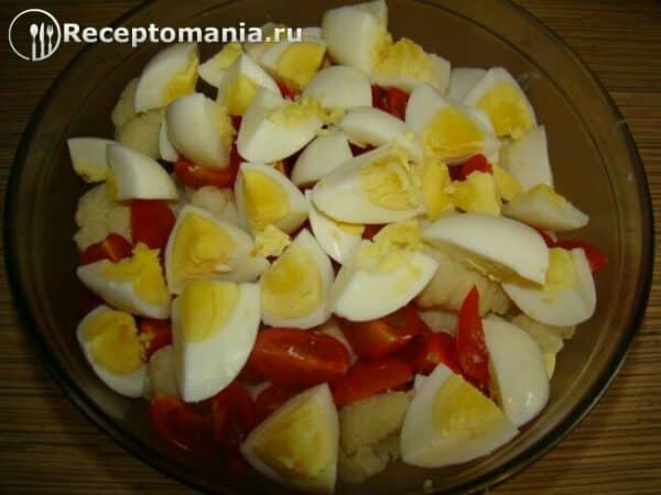 Салат из цветной капусты с помидорами и яйцами