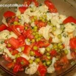 Салат из помидоров, цветной капусты и зеленого горошка