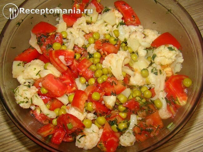 Салат из помидоров, цветной капусты и зеленого горошка
