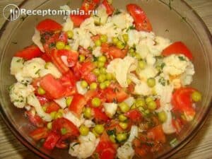 Салат-из-помидоров,-цветной-капусты-и-зеленого-горошка4